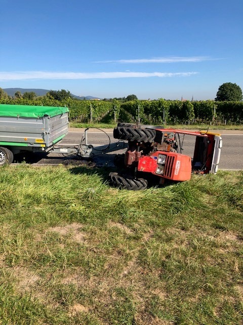 POL-PDLD: Edesheim - Traktor umgekippt