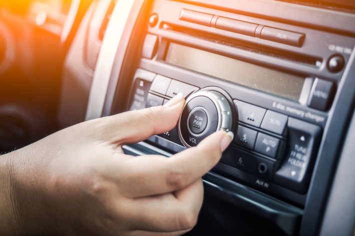 Radio bleibt Top-Quelle für News und Musik / Das hören die Deutschen bei der Autofahrt am liebsten