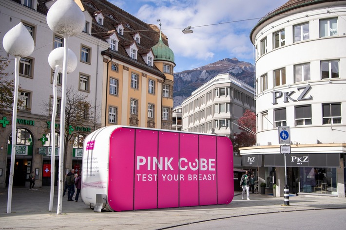 Brustkrebs-Aufklärungsaktion im PINK CUBE auf dem Alexanderplatz in Chur - heute und morgen I FOTOS