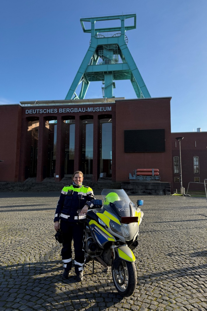 POL-BO: "Wir fahren bei Wind und Wetter": Polizeihauptkommissarin Katharina Rump ist die erste Frau in der Kradgruppe des Polizeipräsidiums Bochum