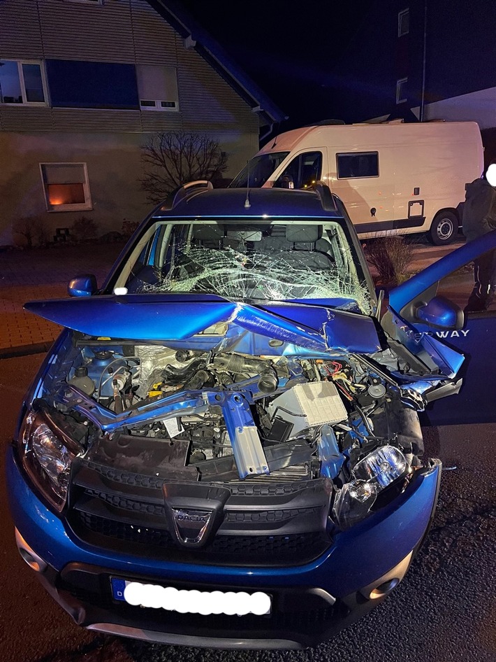 POL-GM: Auto kollidiert mit Traktor