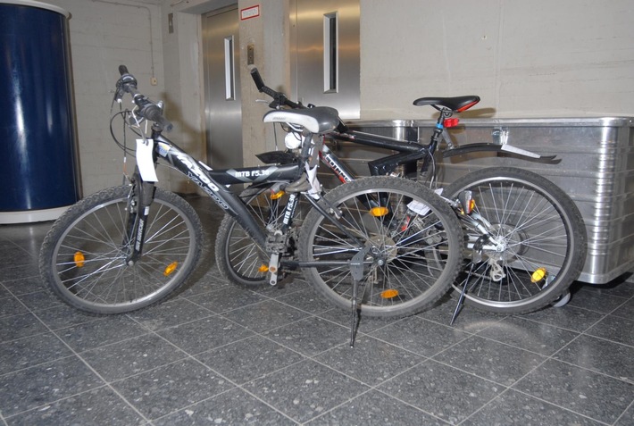 POL-HI: Einbrecher lassen ihre Fahrräder zurück. Polizei bittet um Hinweise