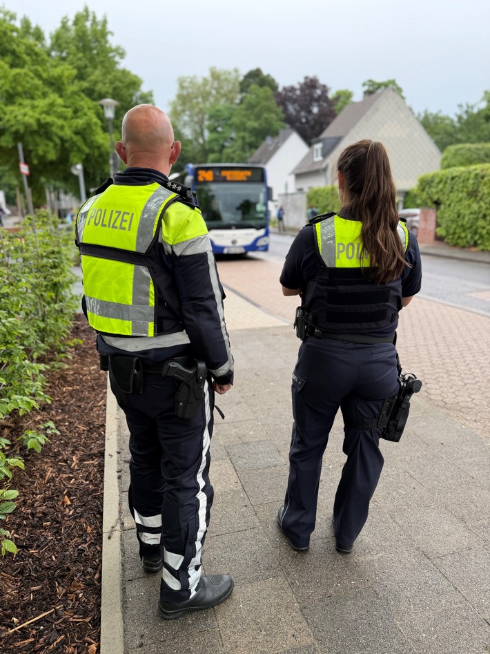 POL-DN: Polizei und Ordnungsamt kontrollieren Halteverbot an der Anne-Frank-Gesamtschule - Fokus auf Aufklärung und Sicherheit