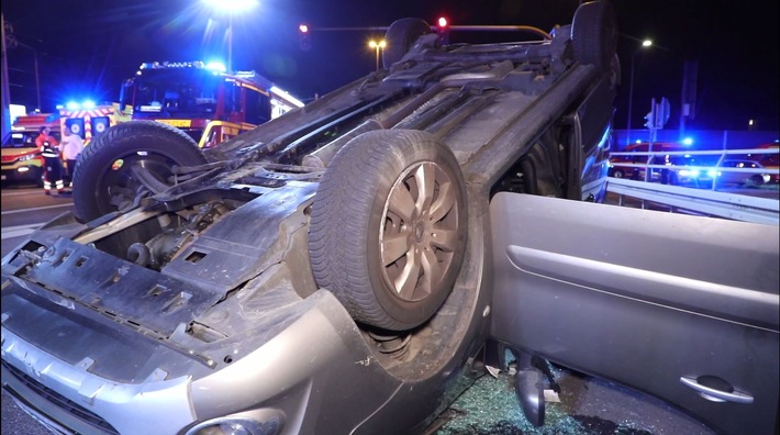 FW Dresden: Verkehrsunfall - Feuerwehr rettet Person aus umgekippten PKW
