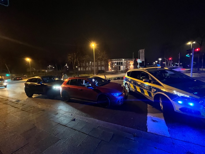 POL-E: Mülheim an der Ruhr: Mutmaßliche Drogendealer flüchten nach Unfall mit Streifenwagen - Erfolgreicher Zugriff durch Projekt S.I.E.