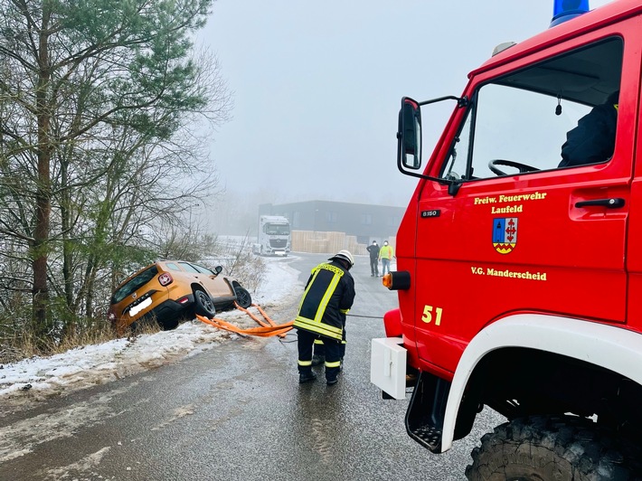 POL-PDWIL: PKW kommt auf glatter Straße von der Fahrbahn ab