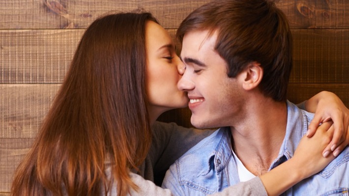 Erste sexuelle Erfahrungen: Jugendliche warten länger und verhüten sicher