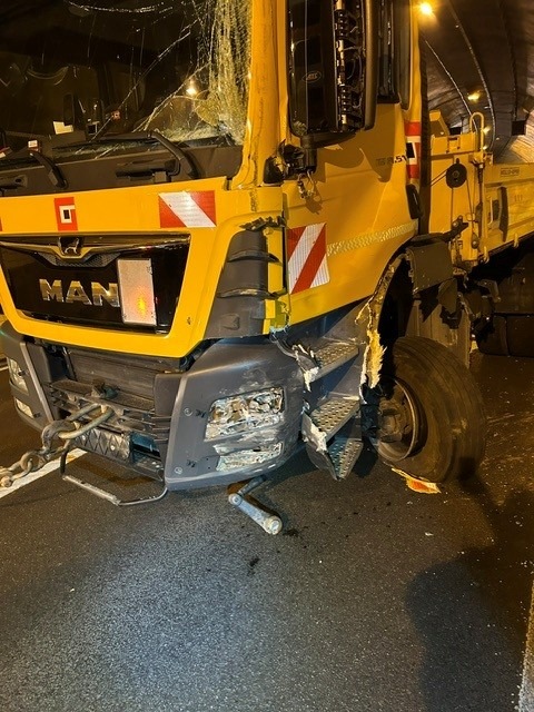 POL-PDLD: Schwerer Unfall im Staufertunnel
