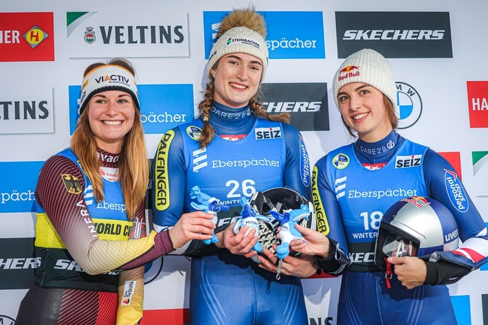 Zwei Rodlerinnen nehmen derzeit eine Ausnahmestellung im EBERSPÄCHER Weltcup ein: Madeleine Egle (Mitte) und Julia Taubitz (links) In Winterberg war wieder die Österreicherin Egle die Schnellste. Auf Platz drei kam ihre Teamkollegin Hannah Prock (rechts). / Weiterer Text über ots und www.presseportal.de/nr/166424 / Die Verwendung dieses Bildes für redaktionelle Zwecke ist unter Beachtung aller mitgeteilten Nutzungsbedingungen zulässig und dann auch honorarfrei. Veröffentlichung ausschließlich mit Bildrechte-Hinweis.