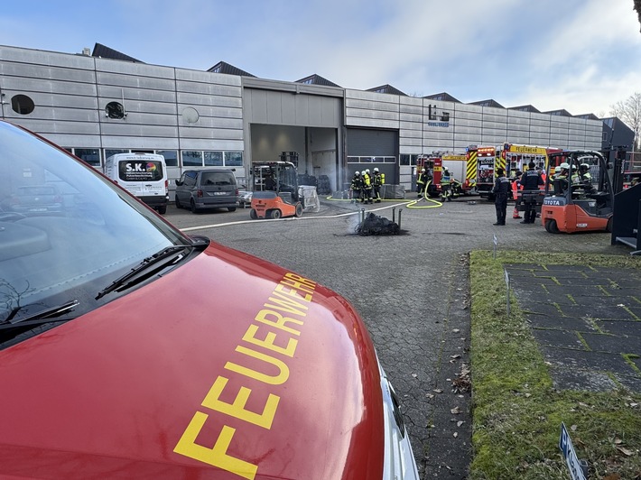 FW-OG: Industriemaschine gerät in Brand - Arbeiter durch Brandrauch bedroht.