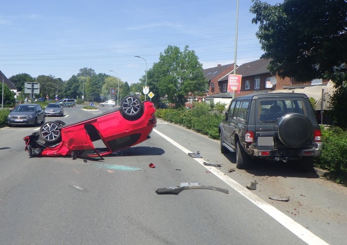 POL-KLE: Geldern - Verkehrsunfall / PKW landet auf dem Dach
