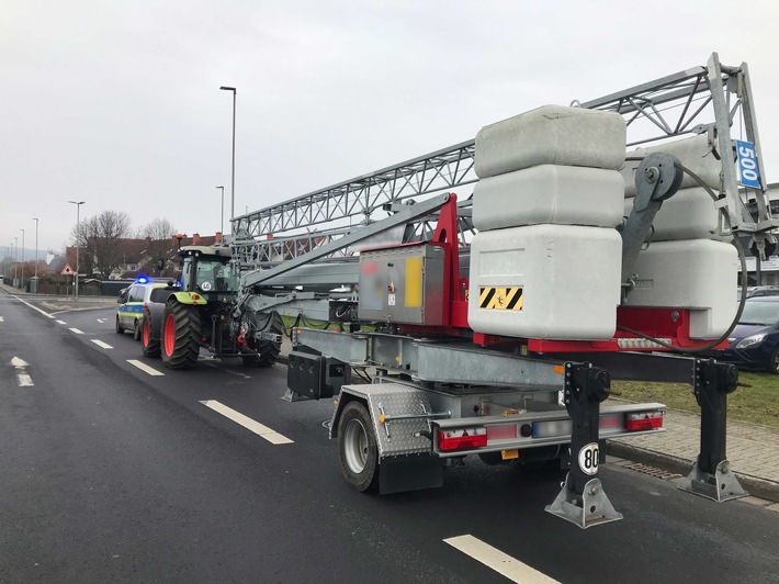 Mittelhessen: WETTERAUKREIS: Traktorkontrolle des Verkehrsdienstes + Einbrüche in zwei Wohnhäuser + Alarmanlage verscheucht Einbrecher + Spielautomaten geknackt + Reifen zerstochen + Auffahrunfall mit 4 Fahrzeugen