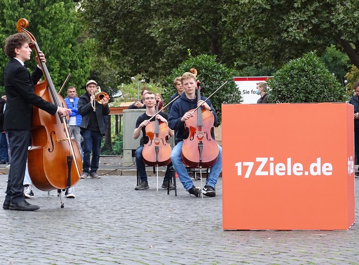 Emotional ergreifend: Mit dem 17Ziele Freude-Flash motivieren bundesweit 850 Musikerinnen und Musiker zu mehr Engagement für Nachhaltigkeit in allen Bereichen