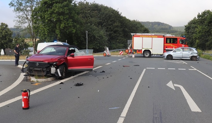 POL-HX: 25.000 Euro Schaden bei Unfall auf der B64