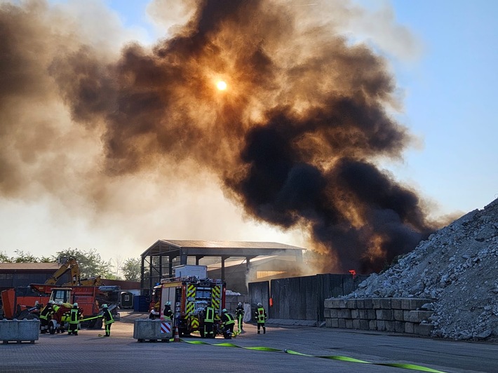 POL-STD: Großalarm für die Feuerwehren aus der Samtgemeinde Oldendorf-Himmelpforten - Brand auf Gelände eines Recyclingunternehmens