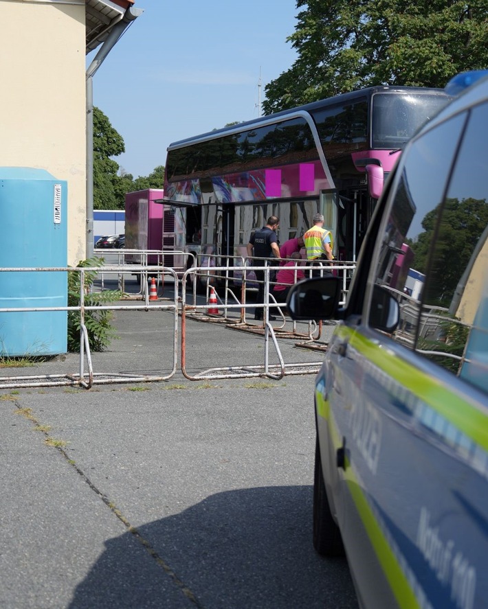 POL-DA: Darmstadt: Polizei stoppt 13 Busse - Desolate Bremsen, zu lange am Lenkrad und 40 Kilo verdörrtes Fleisch im Gepäck/5 x Weiterfahrt untersagt - Über 15.000 Euro Sicherheitsleistung fällig
