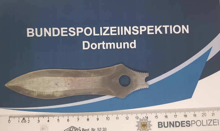 BPOL NRW: Faustmesser und Drogen - Bundespolizisten stellen 19-Jährigen nachts im Bahnhof