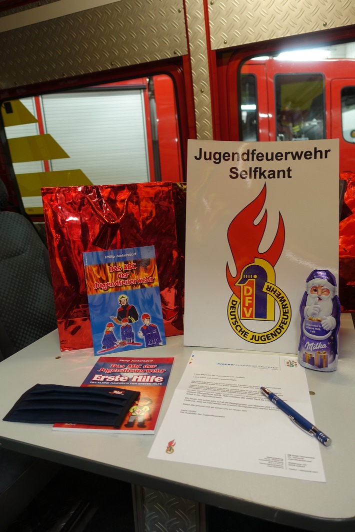 FW Selfkant: Weihnachtsgeschenke für die Jugendfeuerwehr