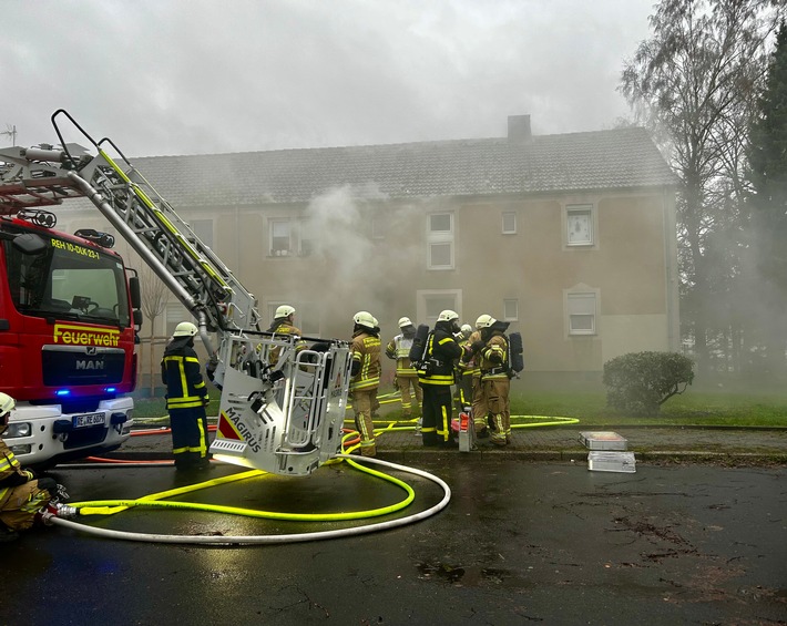 FW-RE: Wohnungsbrand - zwei Hunde und drei Katzen betroffen - eine verletzte Person