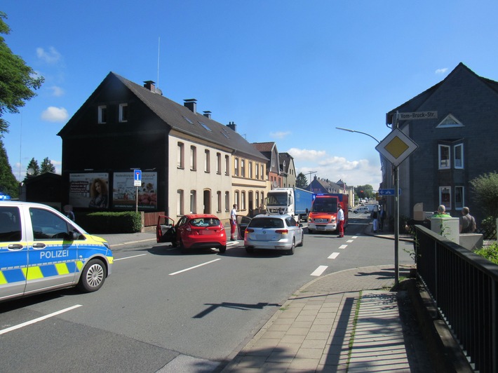 POL-ME: Zusammenstoß im Kreuzungsbereich fordert drei Verletzte und hohen Sachschaden - Velbert - 2107011