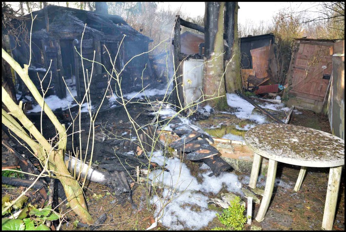 POL-NI: Brand von drei Gartenlauben und einem Unterstand in Nienburg
