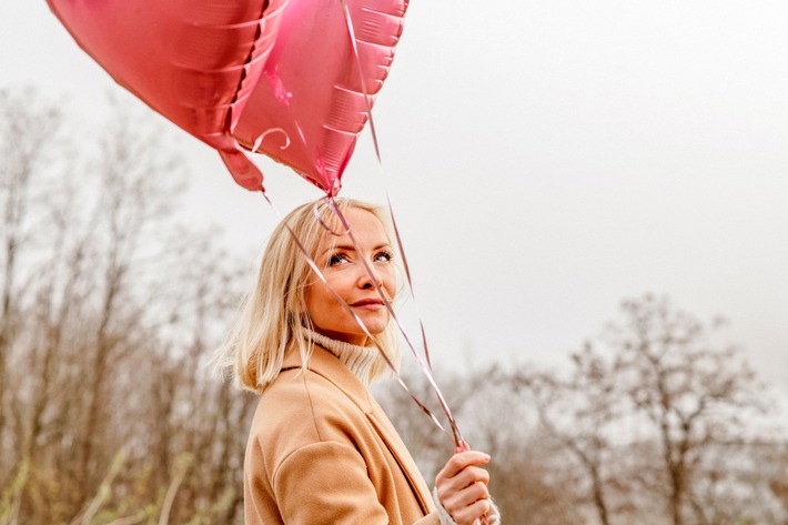 Janin Ullmann fragt im neuen ZDFneo-Social-Factual "Wie lange ist für immer