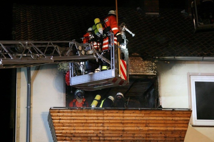 POL-HM: Nächtlicher Wohnungsbrand - Rauchmelder verhindern Schlimmeres - Ermittlungen wegen vorsätzlicher Brandstiftung