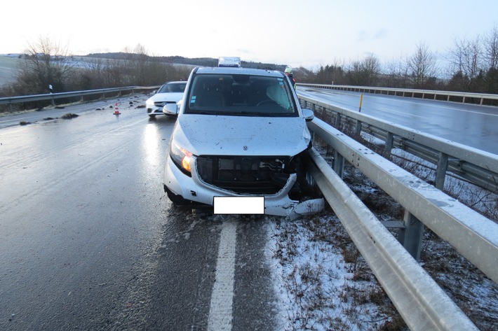 POL-PDWIL: Verkehrsunfall auf winterglatter Fahrbahn