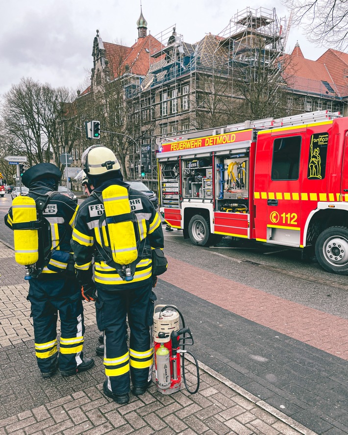 FW-DT: Brandgeruch aus Wohnung - Brennender Pappkarton ruft Feuerwehr Detmold auf den Plan