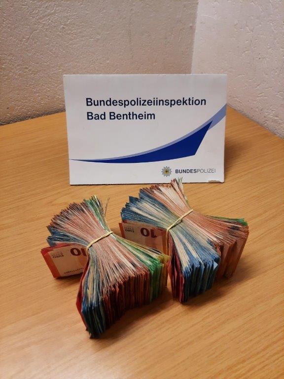 BPOL-BadBentheim: Rund 30.000 Euro Bargeld auf der Rücksitzbank / Clearingverfahren wegen Verdachts der Geldwäsche eingeleitet