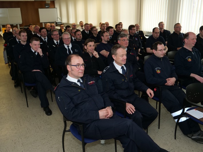 FW-PB: Pro Woche ein Dienstunfall bei den Feuerwehren

/Fortbildung für Führungskräfte zum Thema Sicherheit und Taktik im Feuerwehrdienst in der Kreisfeuerwehrzentrale