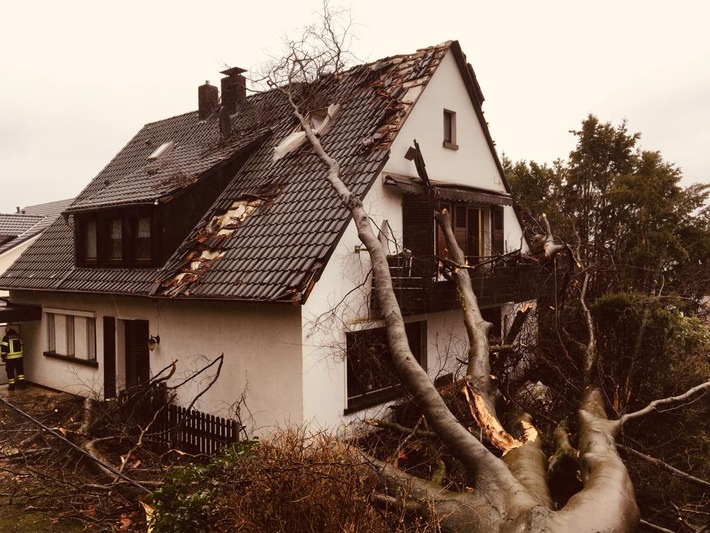 FW-EN: Große Schäden durch Sturmtief "Yulia" - 139 Feuerwehrkräfte eingesetzt