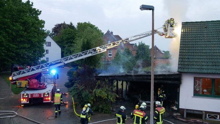 FW Celle: Carport und PKW in Celle in Vollbrand