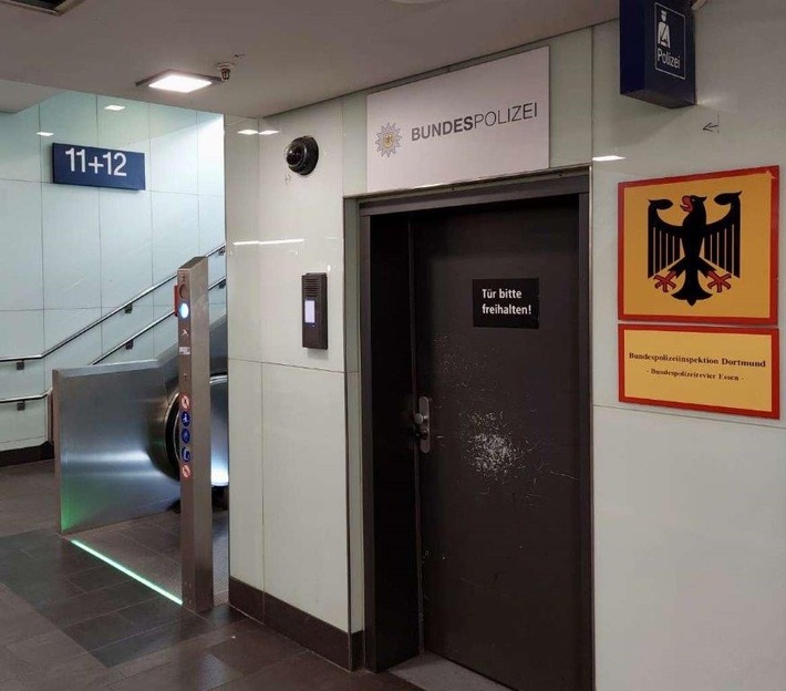 BPOL NRW: 39-Jähriger will Hoheitsabzeichen der Bundespolizei stehlen