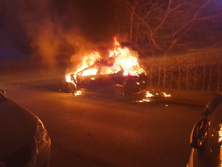 FW-DO: Nächtlicher PKW-Brand in Dortmund-Brackel