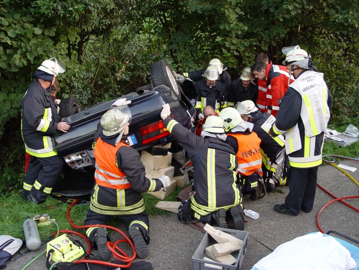 FW-E: PKW überschlagen bei einem schweren Verkehrsunfall auf der A52