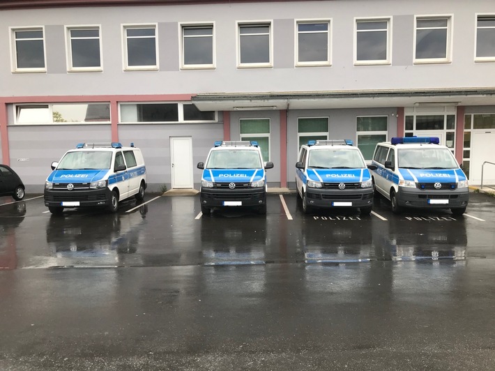 BPOL-KL: Dienstfahrzeuge der Bundespolizei beschädigt