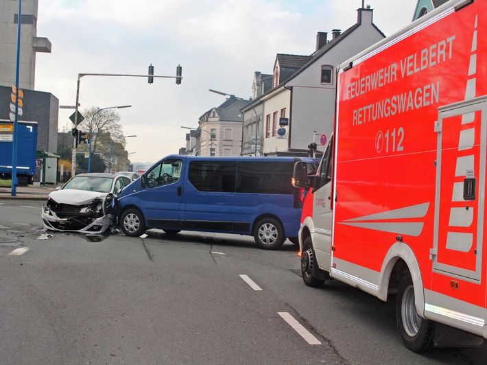 POL-ME: 13.000 Euro Sachschaden nach Verkehrsunfall - Velbert - 2104049