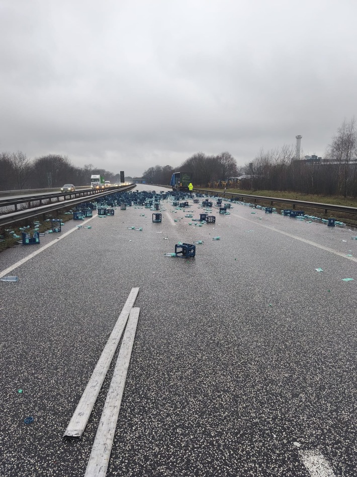 POL-VER: +Korrektur zur Pressemeldung: Lkw verliert Wasserkisten+