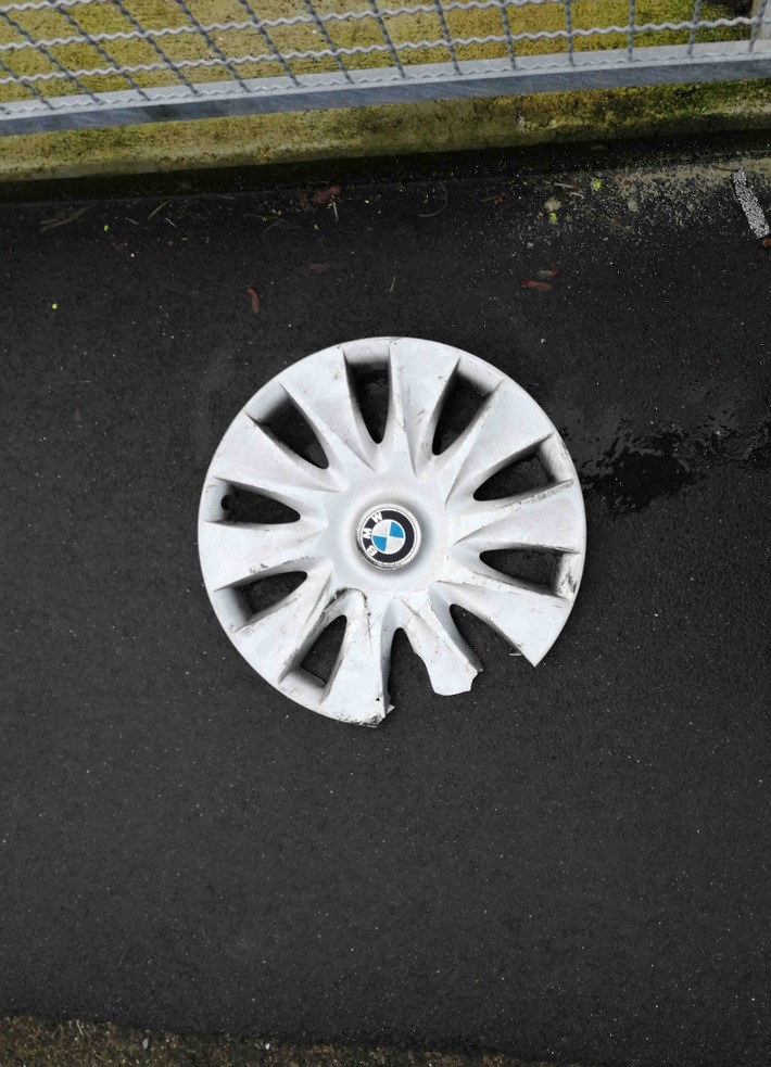 POL-KS: Flüchtiger Autofahrer verliert BMW-Radkappe an Unfallstelle: Polizei bittet um Hinweise auf Verursacher