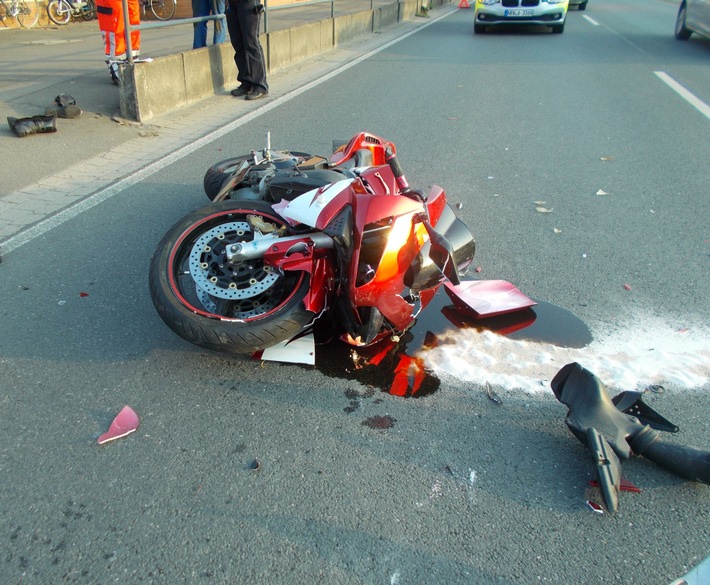 POL-MI: Biker bei Aufprall gegen Auto verletzt
