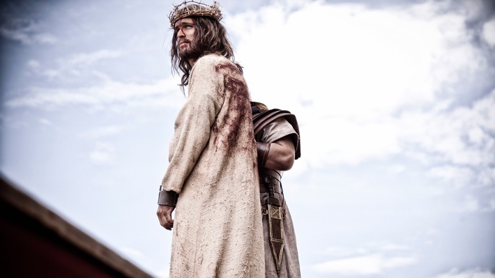 Bibel TV zeigt den Kinofilm &quot;Son of God&quot; als deutsche Free-TV-Premiere / Er wurde in einem Stall geboren und starb am Kreuz: Jesus gilt dennoch als der Retter der Welt. Der Film erzählt sein Leben.