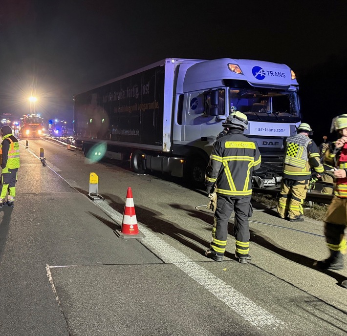 FW-SG: Schwerer Lkw-Unfall im Autobahnkreuz Hilden