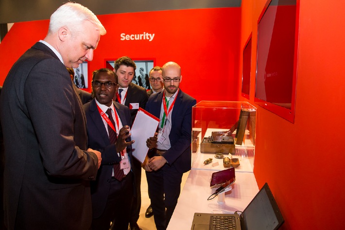 NRW Wirtschaftsminister Duin besucht Vodafone auf der CeBIT