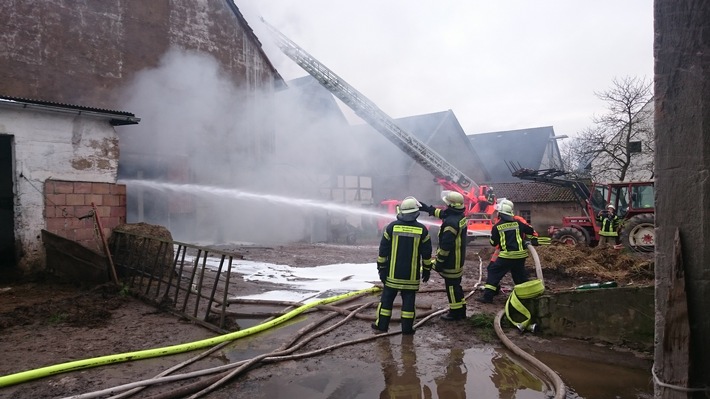 POL-HM: Zahlreiche Ferkel bei Scheunenbrand verendet