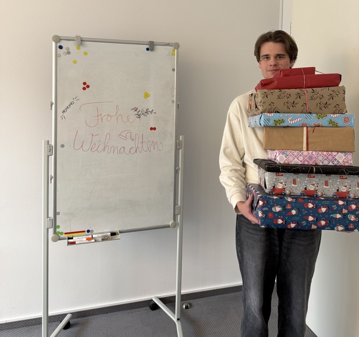 Mitarbeiterinnen und Mitarbeiter der Hamburger Feuerkasse erfüllen 40 Weihnachtswünsche