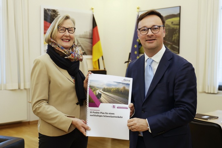 PM: dena-Geschäftsführerin Kristina Haverkamp übergibt Koordinator der Bundesregierung für Güterverkehr und Logistik, Oliver Luksic, 10-Punkte-Plan für nachhaltigeren Schwerlastverkehr