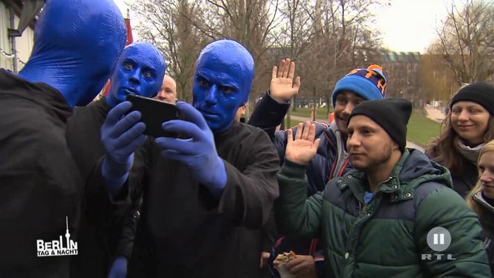 EL CARTEL MEDIA und Stage Entertainment lassen BLUE MAN GROUP in "Berlin - Tag & Nacht" performen