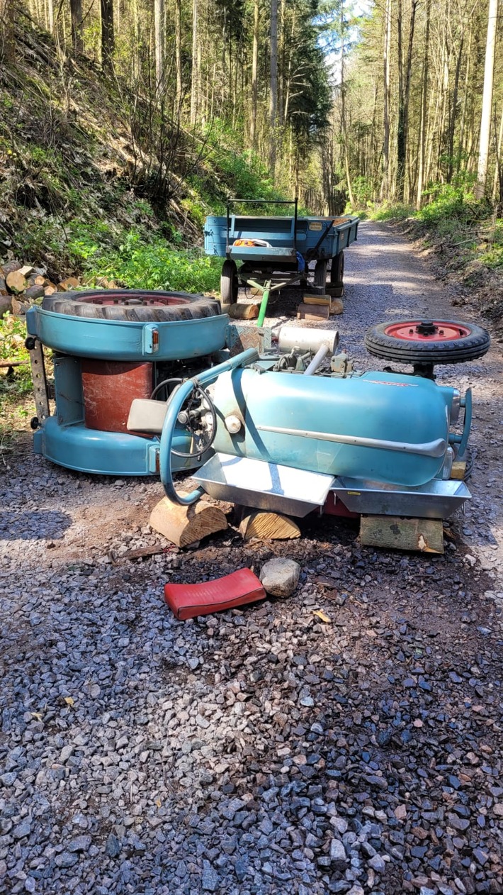 POL-PDLD: Traktorunfall mit eingeklemmter Person