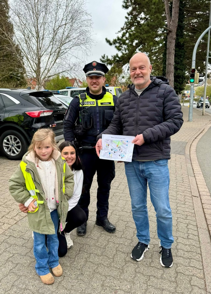 POL-HI: Präventionsaktion zum Abschluss der Verkehrssicherheitswoche - Kinder überreichen Bilder an Verkehrsteilnehmer